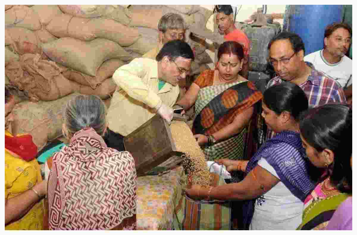 Bettiah News: चनपटिया में राशन वितरण पर बवाल, लाभुकों ने कम अनाज देने का लगाया आरोप