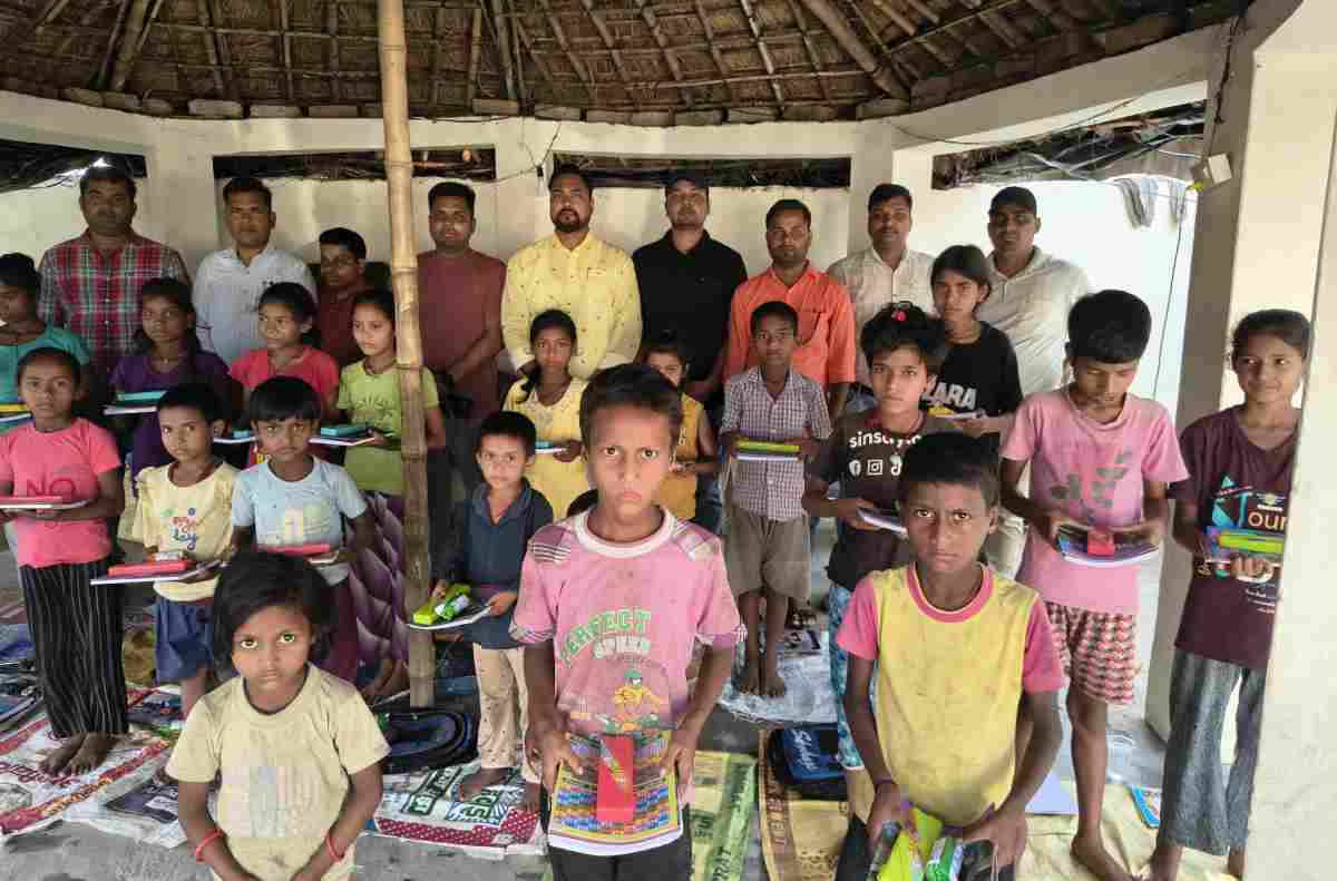 बेतिया: युवा चित्रांश संघ ने बढ़ाया बच्चों का हौसला, आश्रम के बच्चों को बांटी किताबें