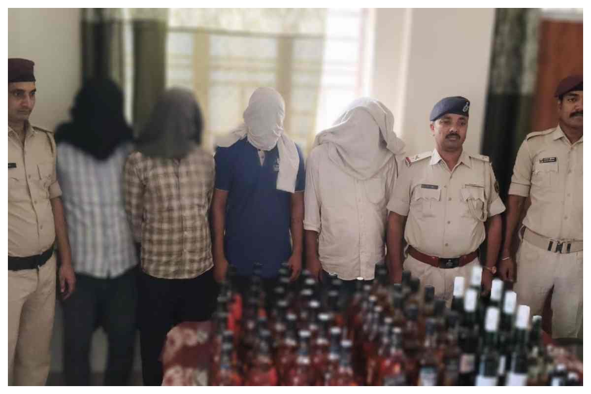 बेतिया: सप्तक्रांति एक्सप्रेस के पैंट्री कार से 42 लीटर शराब बरामद, चार कर्मचारी गिरफ्तार
