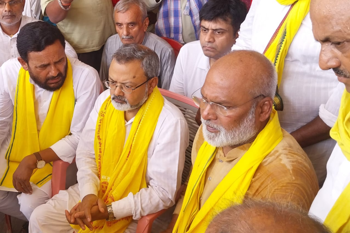 भरत भूषण तिवारी के गांव पहुंचे जन सुराज प्रदेश अध्यक्ष मनोज भारती, कहा- पोस्टमार्टम रिपोर्ट सार्वजनिक करे सरकार
