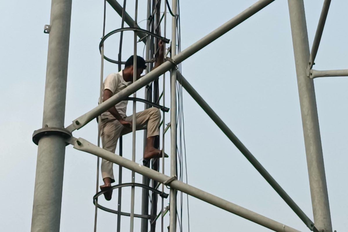 प्रेम प्रसंग में मोबाइल टावर पर चढ़ा युवक, बोकारो के चंद्रपुरा में घंटों चला ड्रामा