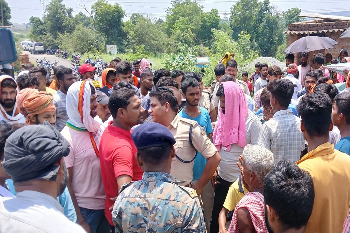 तेनुघाट के नैनाटांड़ में प्रतिबंधित मांस मिलने से बवाल, ग्रामीणों ने घंटों किया सड़क जाम