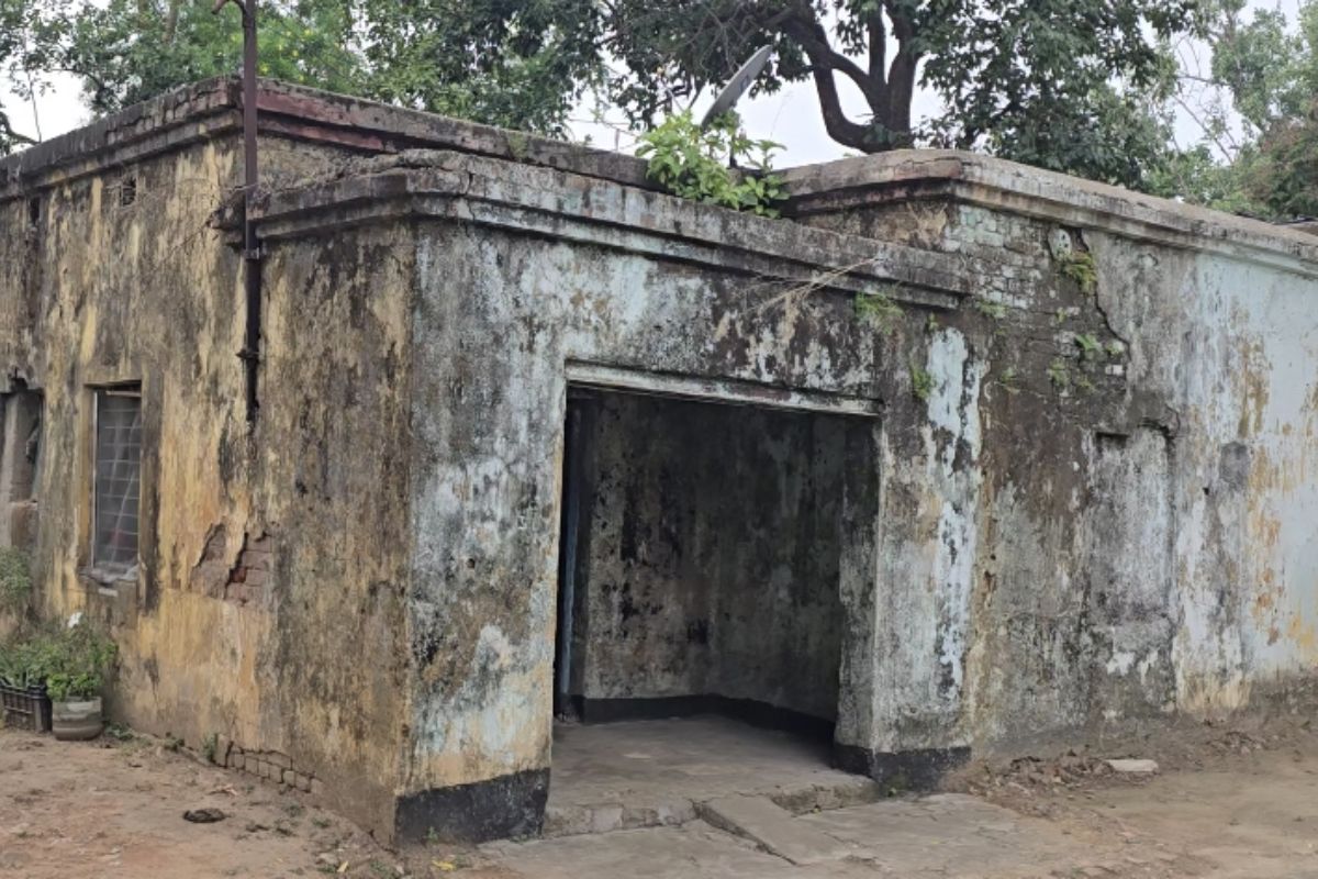 डॉक्टरों की जान आफत में, चक्रधरपुर अस्पताल के क्वार्टर जर्जर, बाहर रहने को मजबूर कर्मी