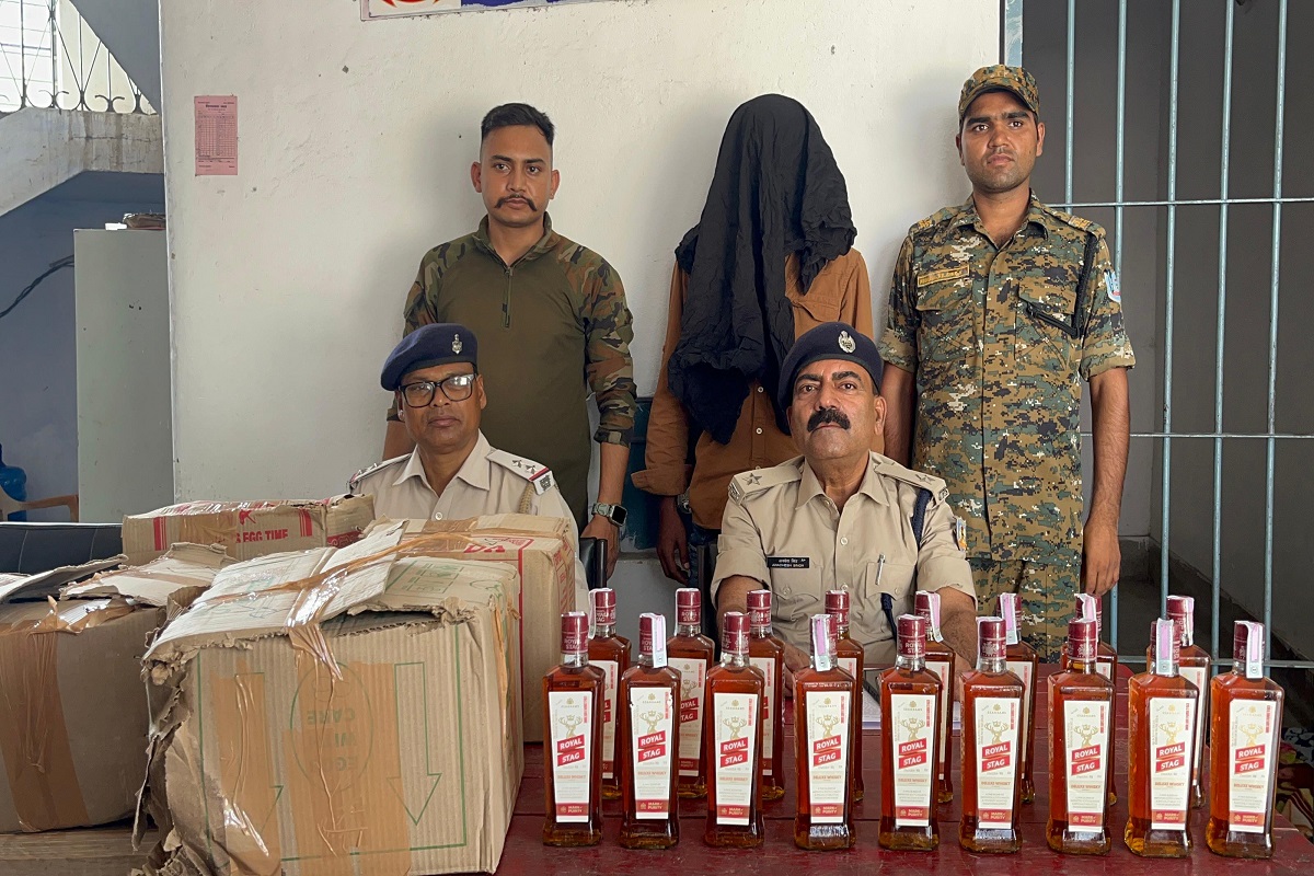 चतरा से बिहार भेजी जा रही थी शराब की खेप, 17 पेटी वाइन के साथ तस्कर गिरफ्तार