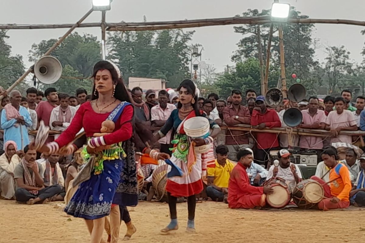 सरायकेला में ढोल की थाप पर थिरके छऊ कलाकार, मुखौटों के पीछे दिखी रामायण-महाभारत की जीवंत गाथा