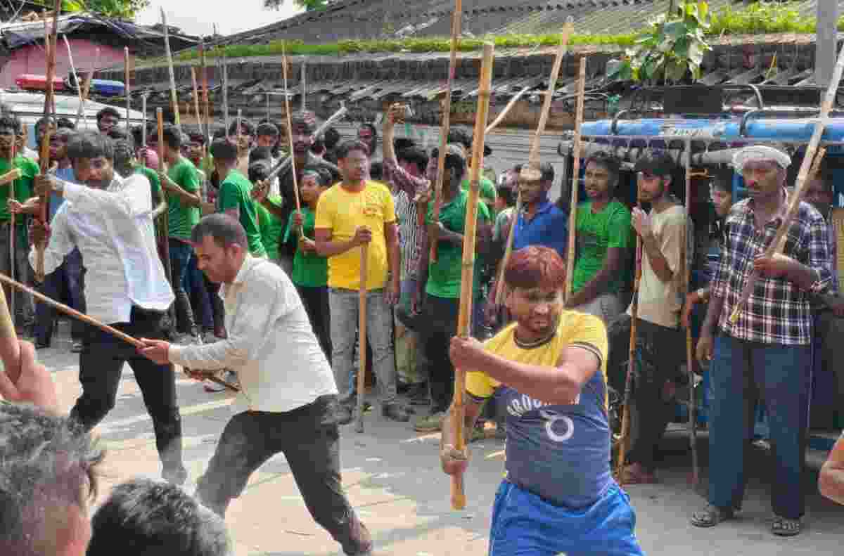 Darbhanga Muharram: मुहर्रम जुलूस में युवाओं ने दिखाया अद्भुत करतब, लाठी-डंडे के प्रदर्शन ने जीता लोगों का दिल