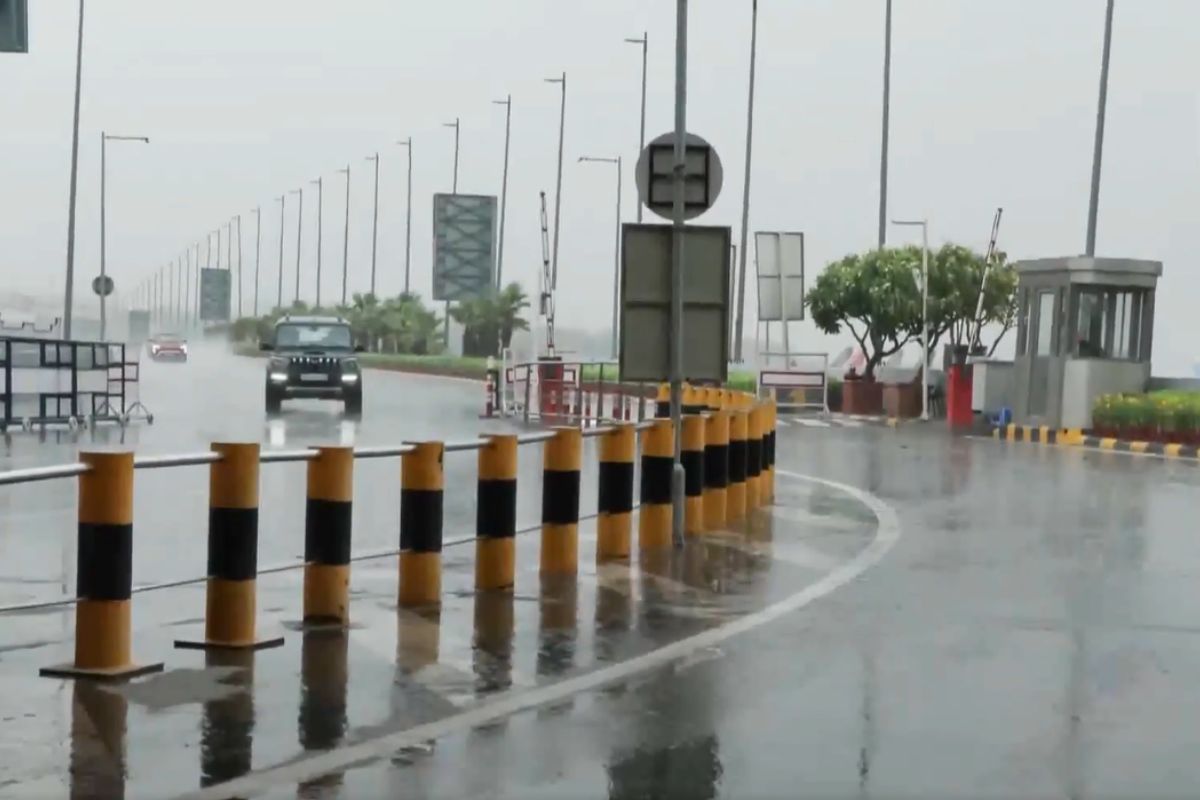 दिल्ली-NCR का अचानक बदला मौसम, तेज हवा के साथ झमाझम बारिश