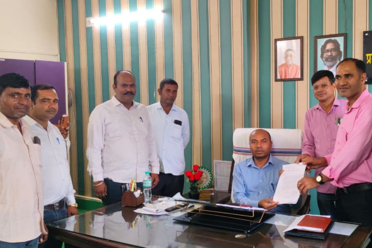 100 दिनों के बाद मारगोमुंडा के मनरेगा कर्मियों की हड़ताल खत्म, चेहरे पर मुस्कान लिए काम पर लौटे