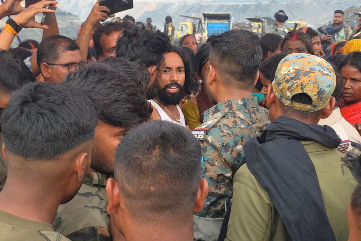लातेहार में भारी तनाव: बच्चों की मौत पर धरने पर बैठे देवेंद्र महतो को पुलिस ने उठाया