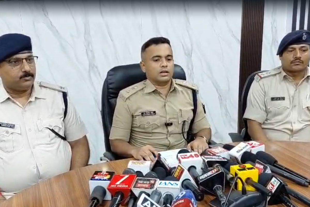 Dhanbad: प्रिंस खान गैंग के लिए जुटा रहा था हथियार, पुलिस ने 2 पिस्टल और 33 कारतूस के साथ दबोचा