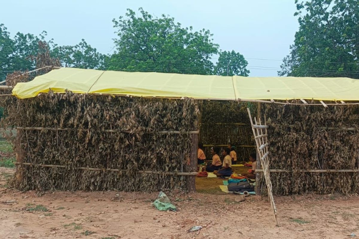 सिमडेगा में जर्जर पड़ा स्कूल बिल्डिंग, ग्रामीणों ने पेड़ों की डालियों से तैयार की अस्थायी क्लास
