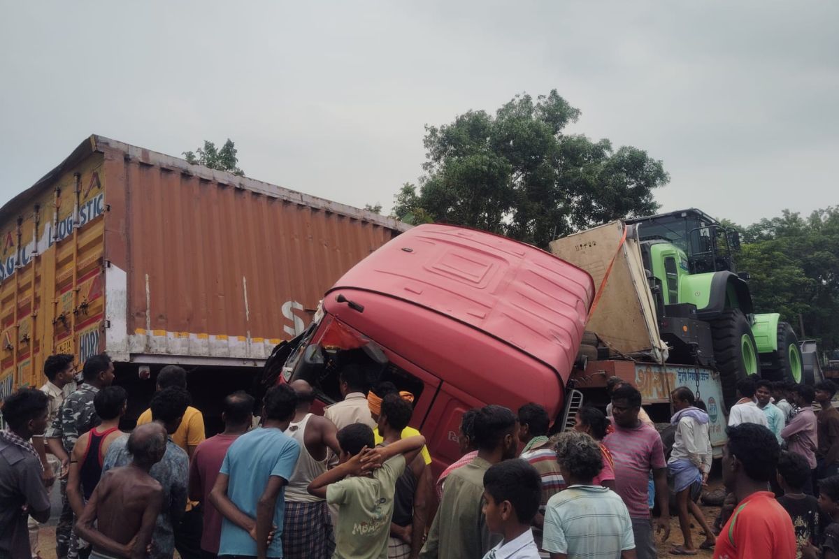 दुमका-जामताड़ा मार्ग पर भीषण हादसा: नशे में धुत कंटेनर चालक ने ट्रेलर को मारी टक्कर, 2 घायल