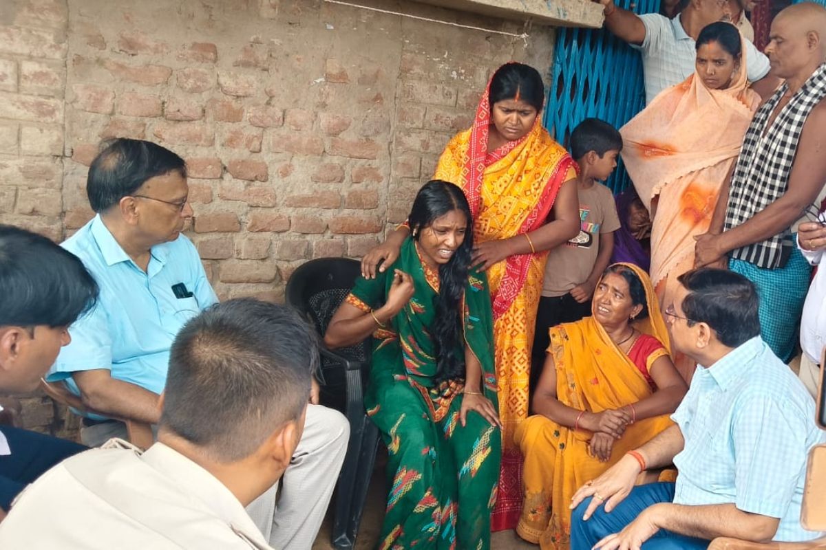 Garhwa: झोलाछाप डॉक्टर के इलाज से बच्ची की मौत मामले में उपायुक्त गंभीर, गिरफ्तारी के आदेश