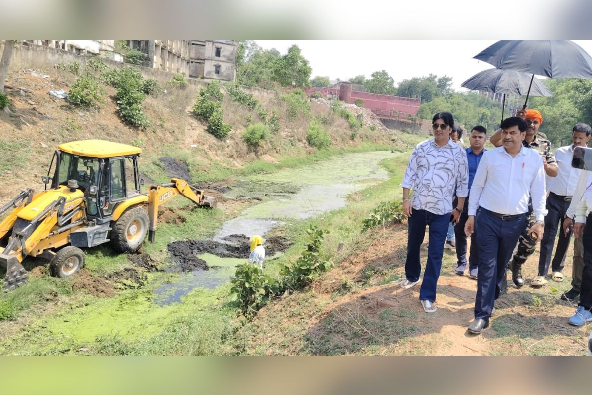 गढ़वा में एसडीएम की एक पहल बनी जनआंदोलन, ‘आपन सरस्वतिया’ अभियान के पूरे हुए 8 दिन