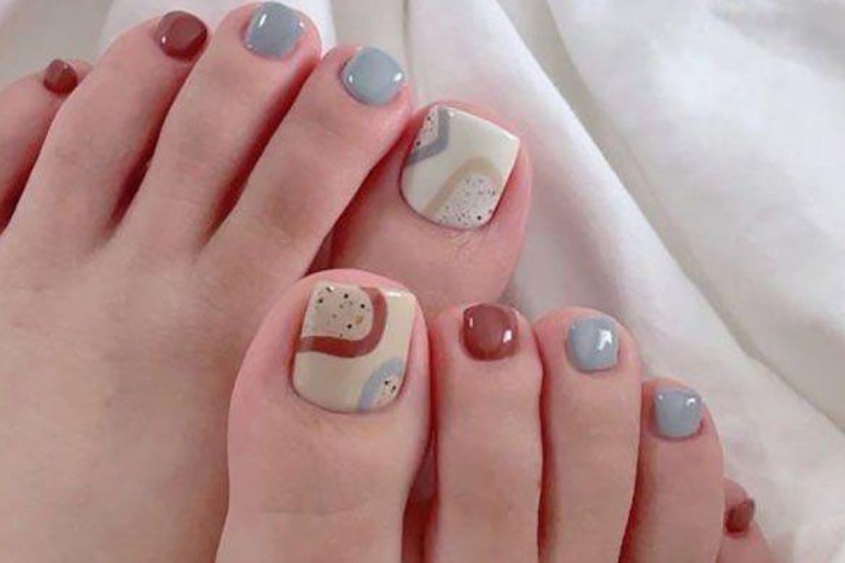पैरों की खूबसूरती बढ़ा देंगे ये Nail Paint Colors, Gen Z गर्ल्स जरूर करें ट्राई