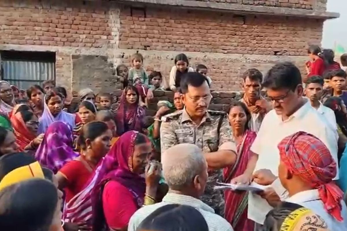 गिरीडीह : दूसरी महिला को घर लाया 4 बच्चों का पिता, भड़के मायके वालों ने लड़के की मां को खंभे से बांधा