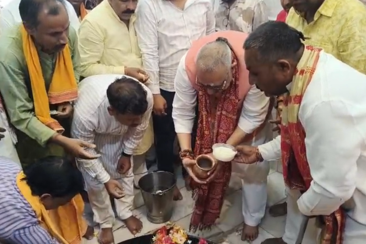 बेगूसराय में बाबा हरिगिरिधाम पहुंचे केंद्रीय मंत्री गिरिराज सिंह, पूजा-अर्चना के बाद लगाया आम का पौधा