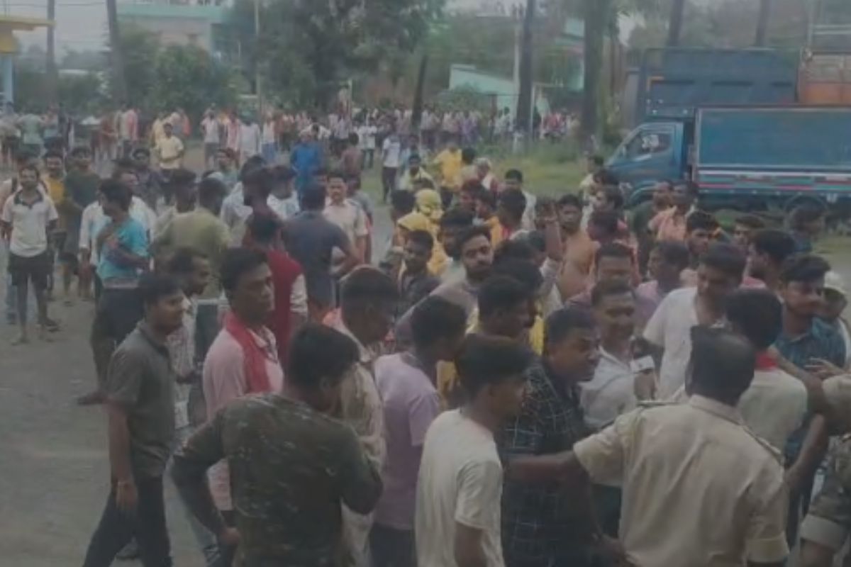 गोड्डा के पोड़ैयाहाट में मुखिया पर दिनदहाड़े फायरिंग, बाल-बाल बची जान, गुस्से में हजारों ग्रामीणों ने घेरा थाना