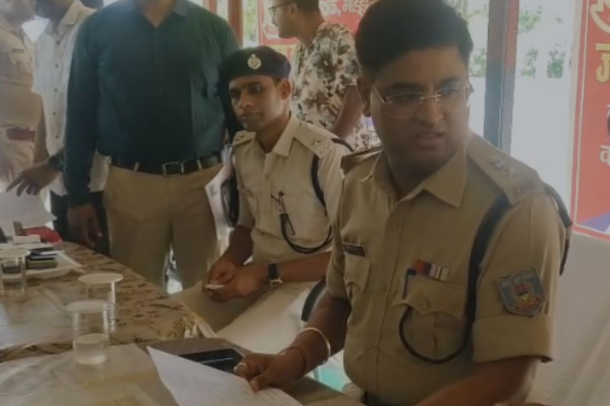 गोड्डा पुलिस की बड़ी पहल! SP ने ‘ऑपरेशन मुस्कान’ के तहत बांटे गुमशुदा मोबाइल, लोगों ने जताया आभार