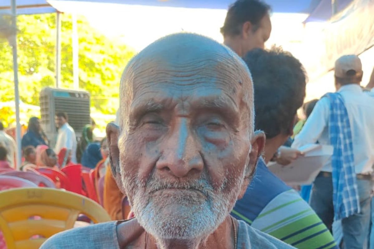 ‘हुजूर, मैं जिंदा हूं…’ 104 साल के नेत्रहीन बुजुर्ग को सरकारी रिकॉर्ड में मृत बताया, बंद हो गई पेंशन