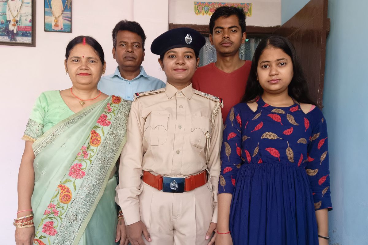 गोपालगंज की बेटी परिवहन विभाग में सब इंस्पेक्टर बनीं, गांव में जश्न का माहौल