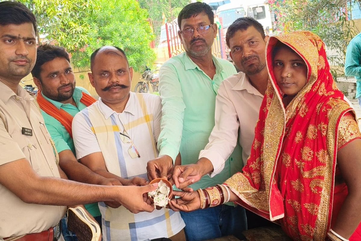 सड़क पर मिला कीमती आभूषणों से भरा पर्स, युवक की ईमानदारी ने जीता लोगों का दिल