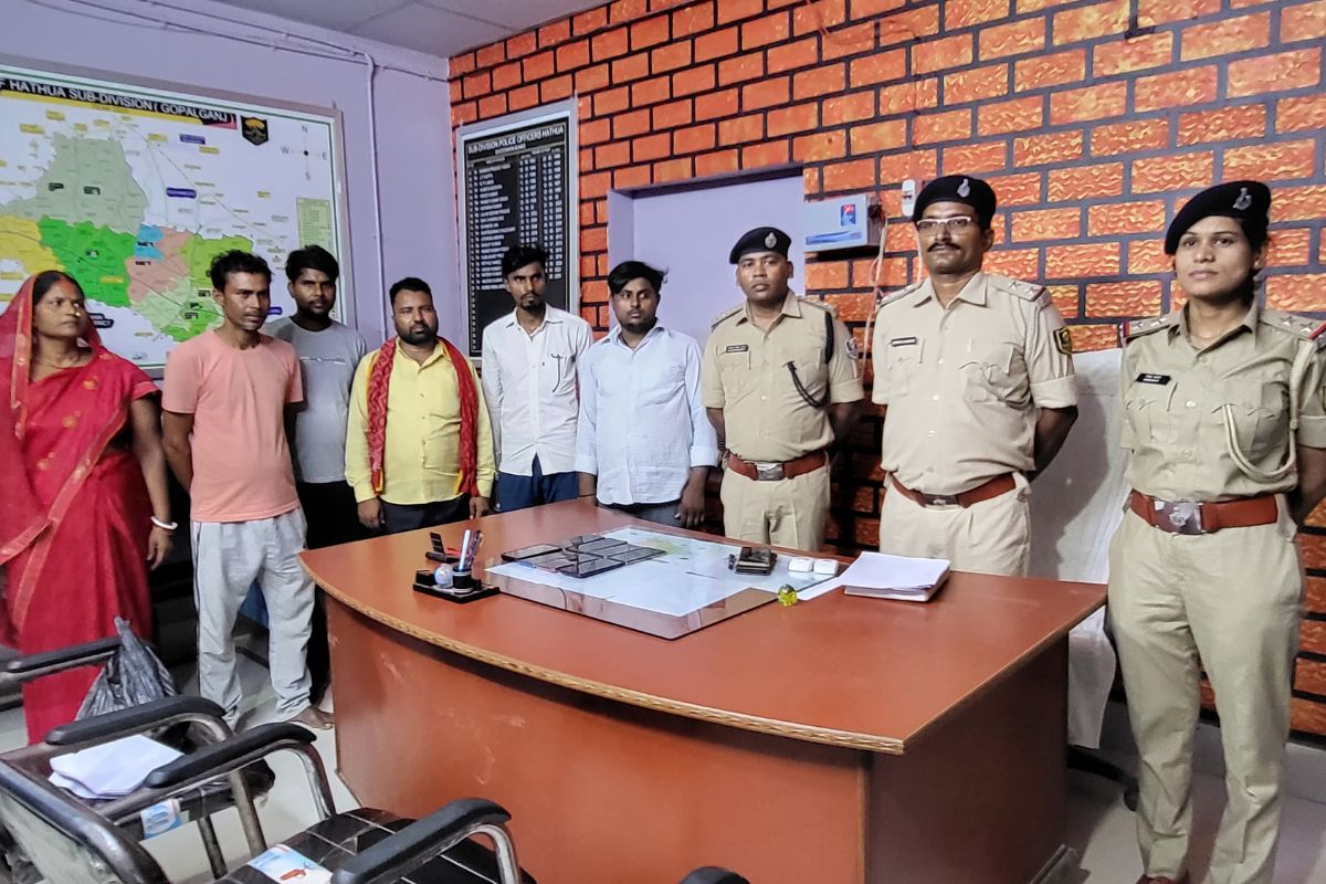 गोपालगंज पुलिस ने लौटाए चेहरे पर मुस्कान, ऑपरेशन मुस्कान के तहत 10 लोगों को मिले खोए हुए मोबाइल