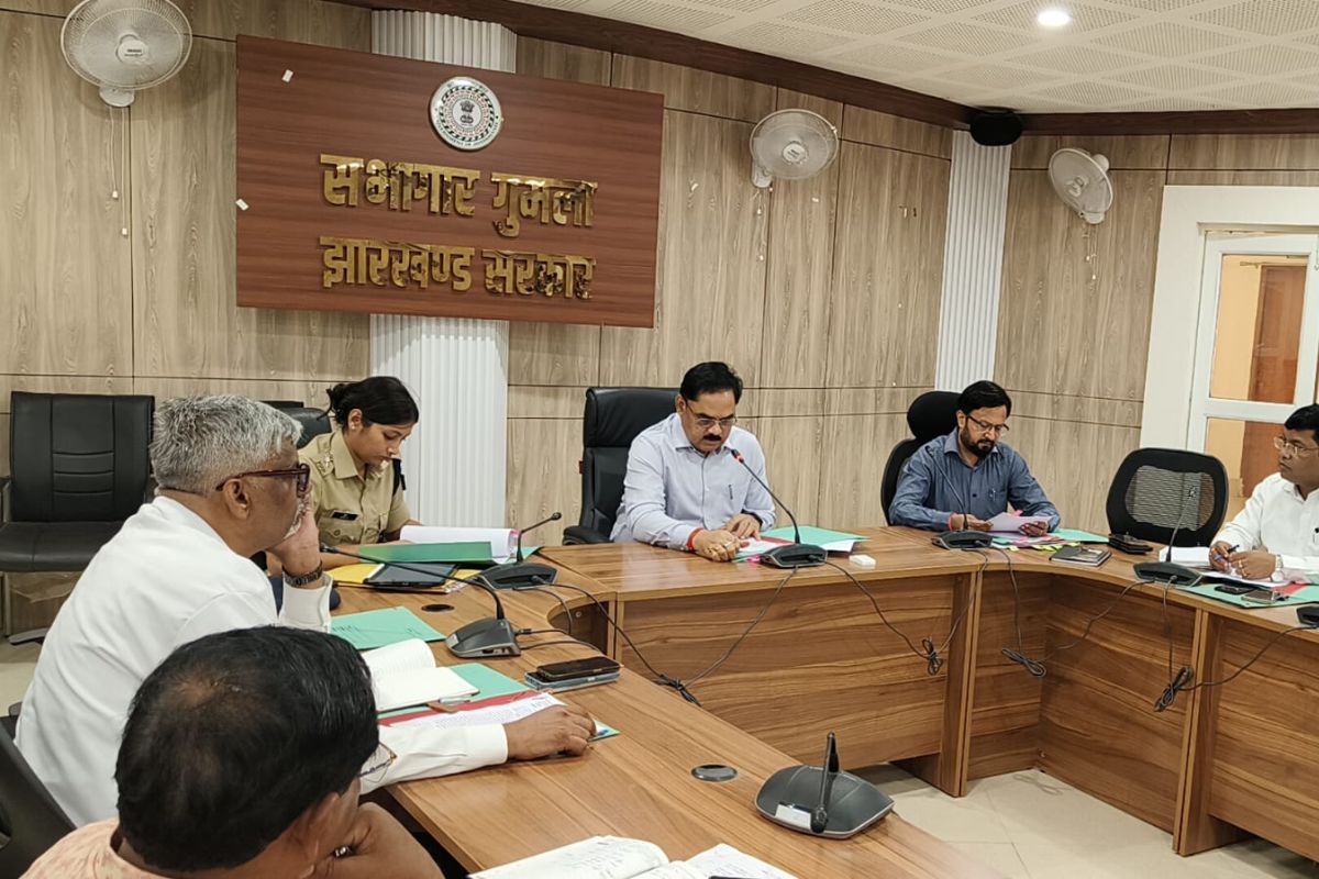 गुमला में सड़क सुरक्षा पर DC का हंटर: हाईवे के अवैध कट होंगे बंद, एम्बुलेंस को 15 मिनट में पहुंचने का अल्टीमेटम
