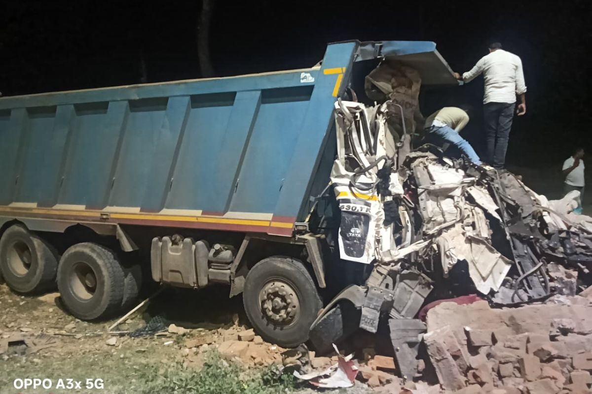 गुमला में भारी बवाल, सिसई में बेकाबू हाइवा ने देवी मंडप मंदिर को किया ध्वस्त, गुस्से में ग्रामीणों ने घेरा वाहन