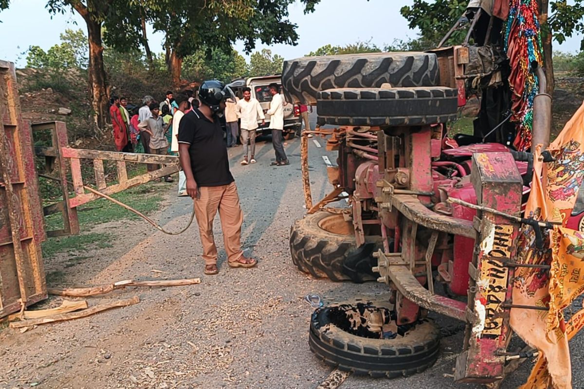 गुमला : गाय को बचाने के प्रयास में पलटा ट्रैक्टर, सात लोग गंभीर रूप से घायल