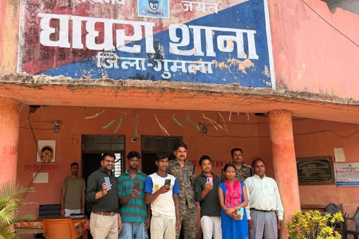 गुमला के घाघरा पुलिस की बड़ी कामयाबी: तकनीक की मदद से खोजे 9 खोए मोबाइल, लोगों ने कहा- ‘थैंक्यू’