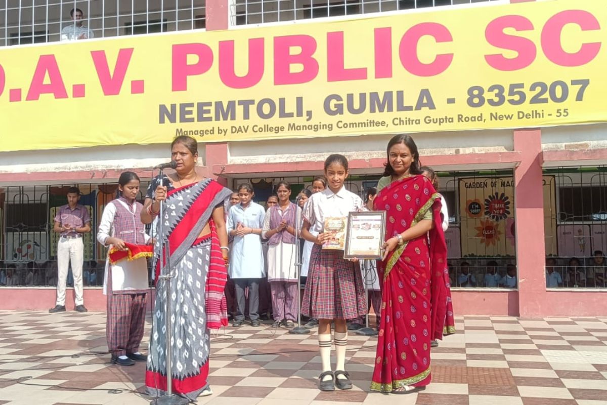 गुमला की ‘लिटिल वंडर’ आरोही: 11 साल की उम्र में लिखी 3 किताबें, जीत चुकी हैं कई खिताबें