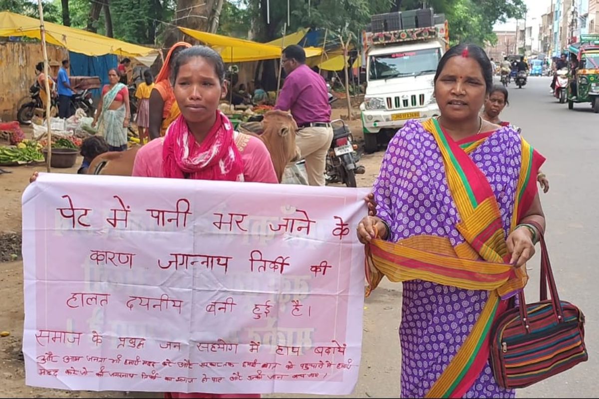 गुमला की दर्दनाक तस्वीर, पति अस्पताल में जिंदगी की लड़ रहा जंग, पत्नी सड़क पर भीख मांगने को मजबूर