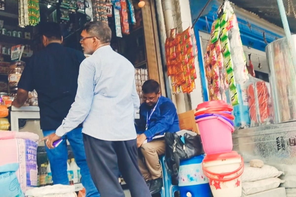 हाजीपुर में खाद्य सामग्री जांच के दौरान मची अफरा-तफरी, टीम पहुंचते ही बंद हो गईं कई दुकानें