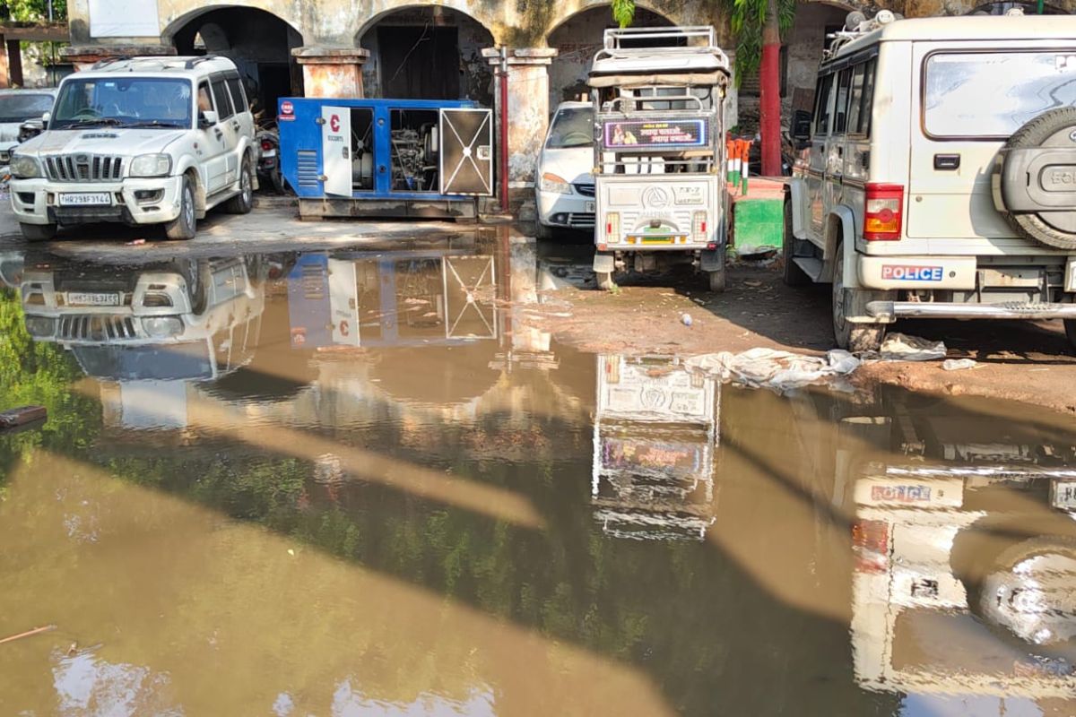महुआ में झमाझम बारिश से थाना परिसर हुआ जलमग्न, जलजमाव से बढ़ी लोगों की परेशानी