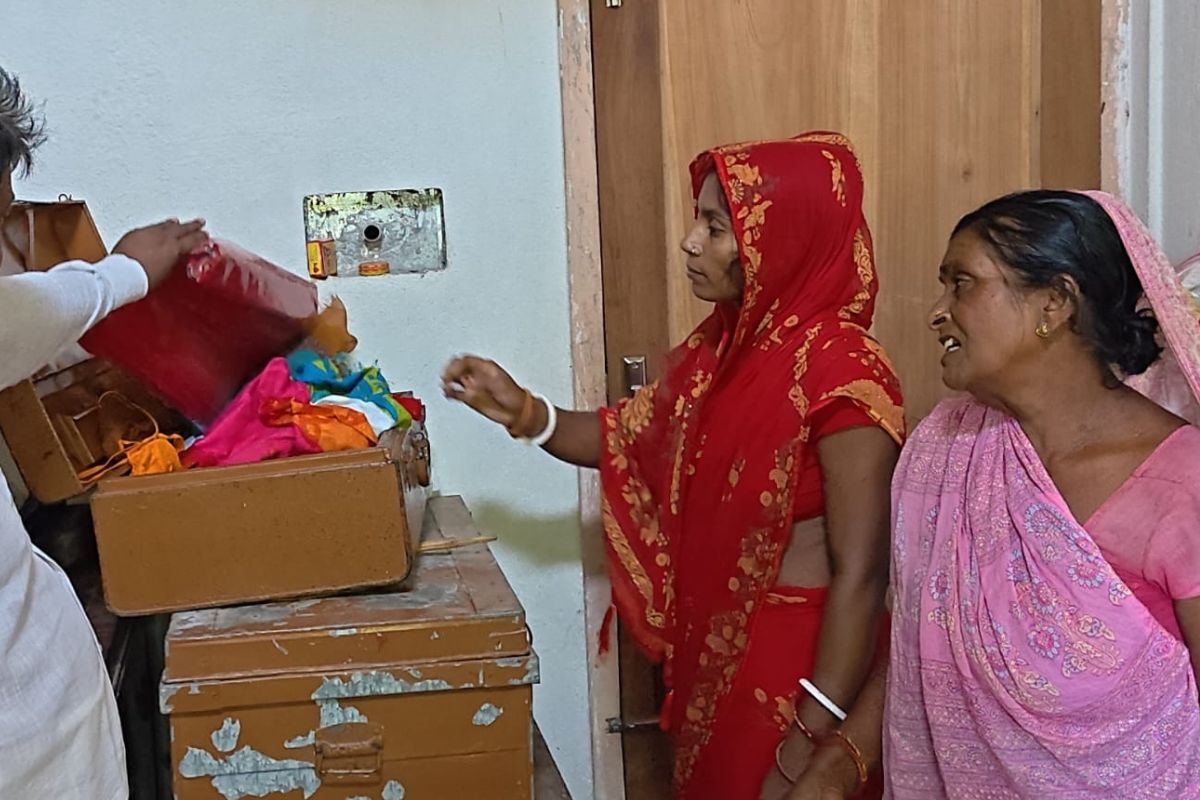 वैशाली के महुआ में घर का ताला तोड़ ढाई लाख की चोरी, झाड़ी में खाली बक्सा फेंककर भागे