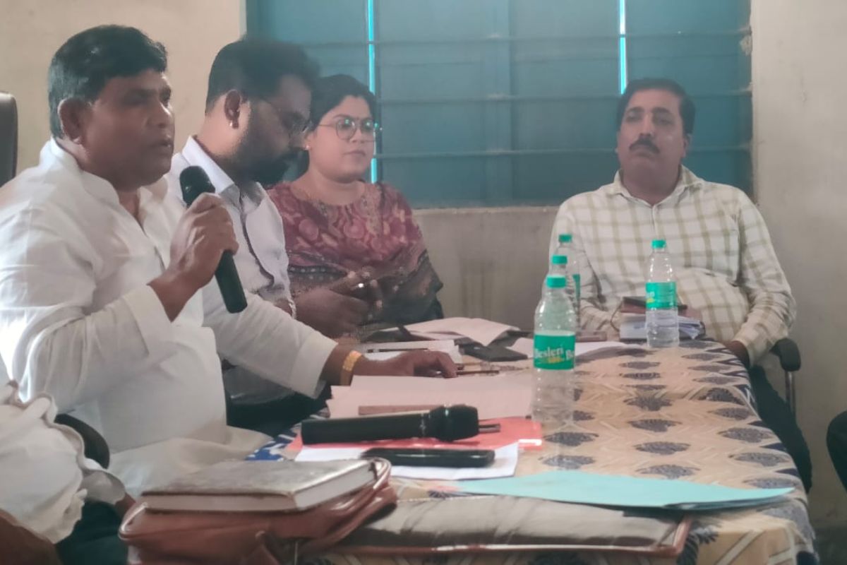 हाजीपुर में बीस सूत्री की बैठक में उठा मानदेय का मामला, राशन कार्ड की समस्याओं पर अधिकारियों को घेरा