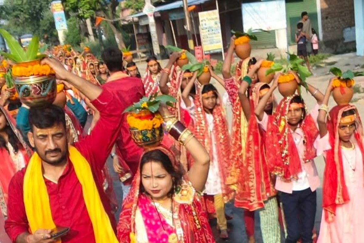 जय श्रीराम के जयकारों से गूंजा महुआ, अष्टयाम महायज्ञ के संकल्प के साथ निकली भव्य कलश शोभायात्रा