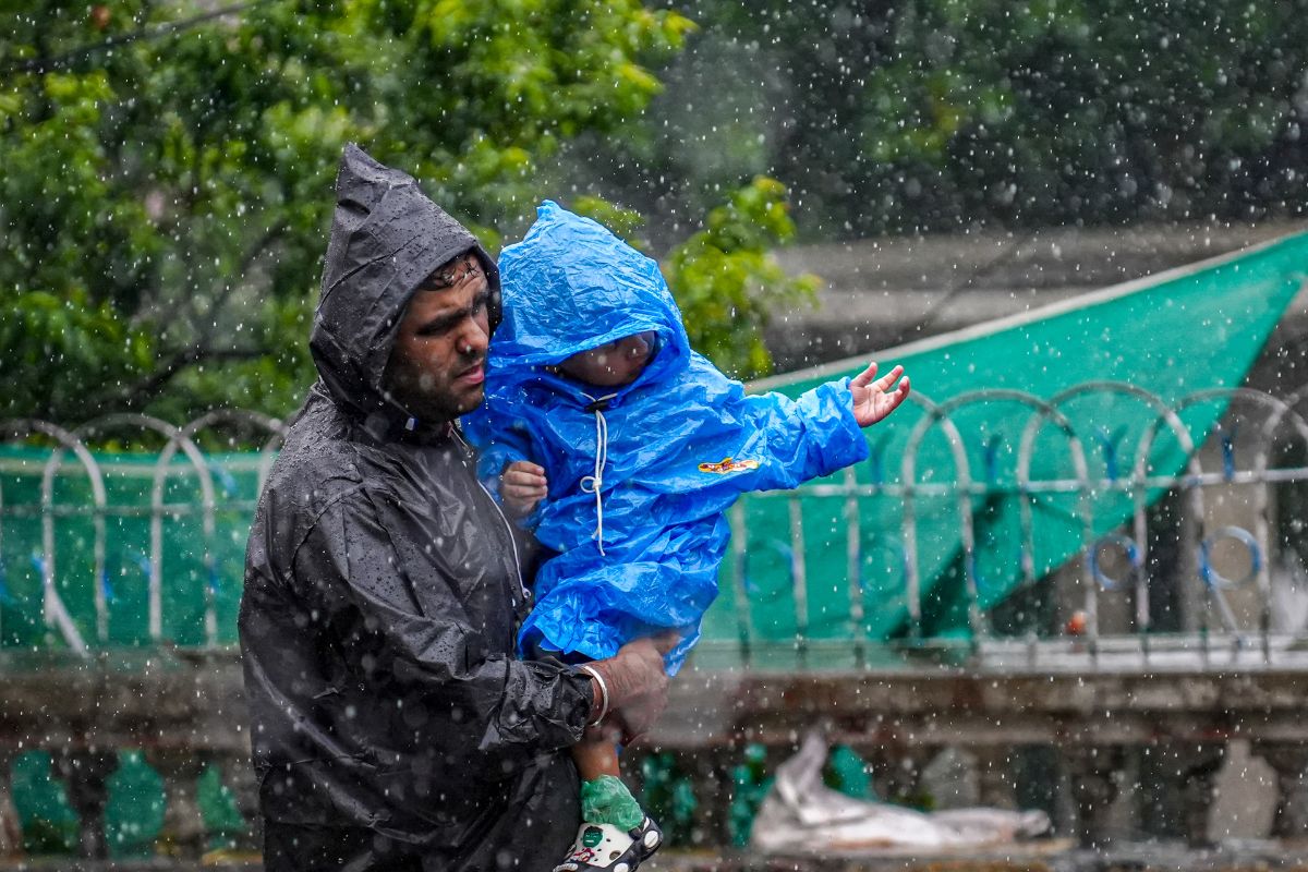 Heavy Rain Alert: बारिश-बिजली और तूफानी हवा, अगले 5 दिन इन राज्यों में बरसेंगे बदरा