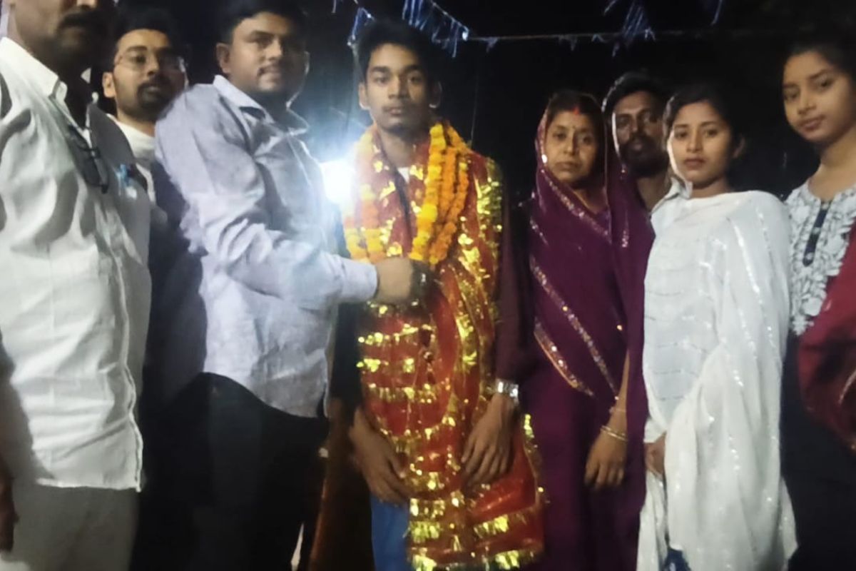 बिहार के लाल ने JEE Advanced में मारी बाजी, पिता करते हैं मजदूरी, बेटे की सफलता पर रो पड़ी मां