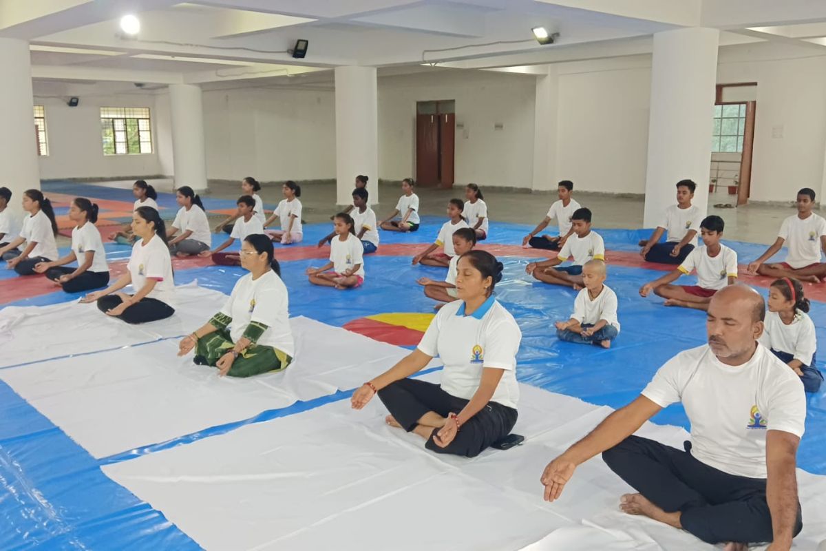 सहरसा के खेल भवन में गूंजा ‘Yoga for Harmony and Peace’, सैकड़ों लोगों ने किया सामूहिक योग