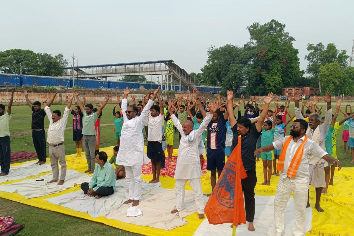 मानसी रेलवे मैदान में उमड़ा योग प्रेमियों का सैलाब, सैकड़ों लोगों ने किया सामूहिक योग