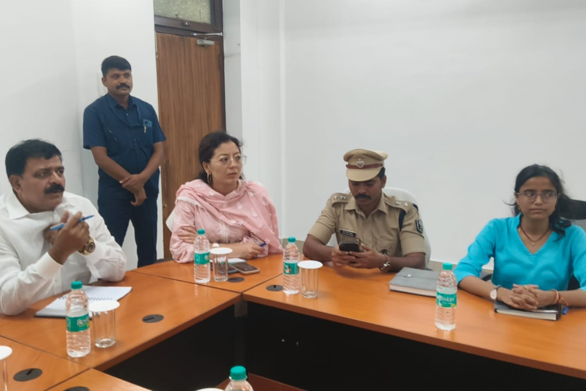 जहानाबाद समीक्षा बैठक में प्रभारी मंत्री सख्त, कहा- कार्य में लापरवाही बरतने वाले पदाधिकारियों व कर्मियों पर करें कार्रवाई