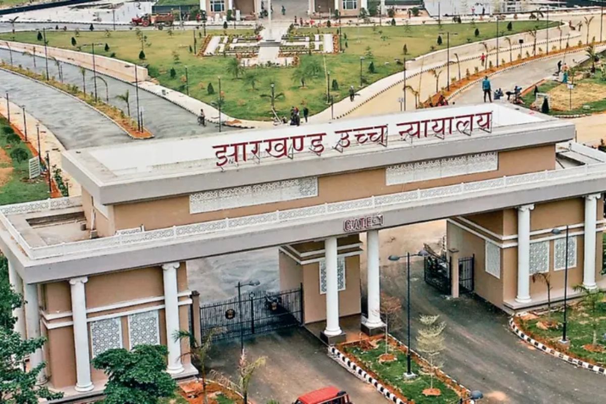 हजारीबाग वन भूमि घोटाला: राजस्व उप निरीक्षक की जमानत याचिका खारिज, IAS पर लगाया बड़ा आरोप