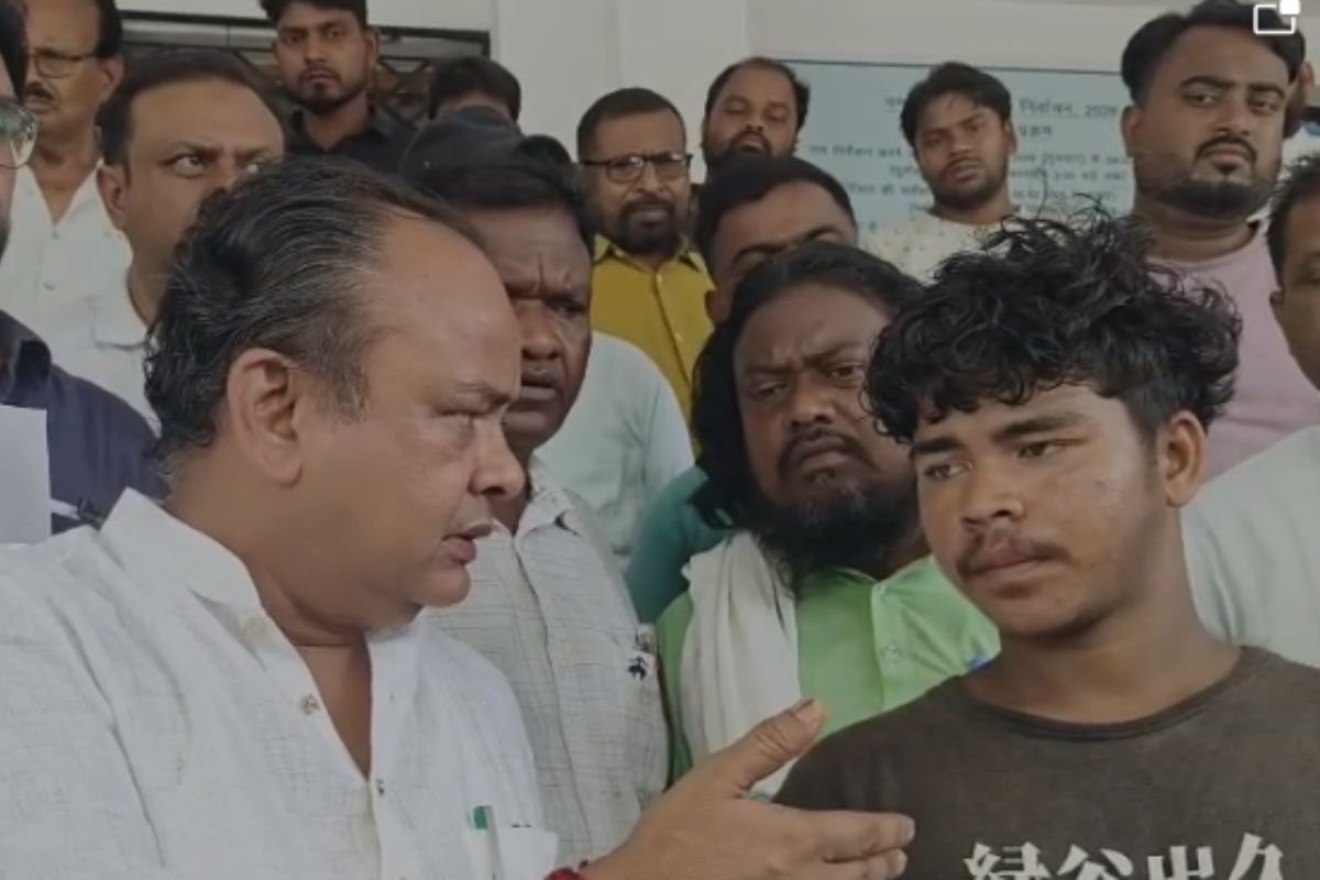 मंत्री बताते रहे ‘दुर्घटना’, जामताड़ा में पीड़ित बेटे ने सबके सामने खोल दी स्वास्थ्य व्यवस्था की पोल, मचा बवाल