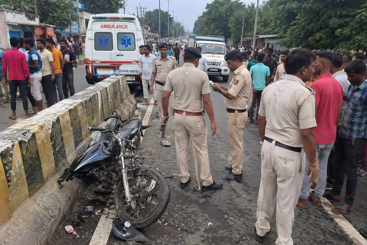 कैमूर में डिवाइडर से टकराई बाइक; युवक की मौत, परिवार में मचा कोहराम