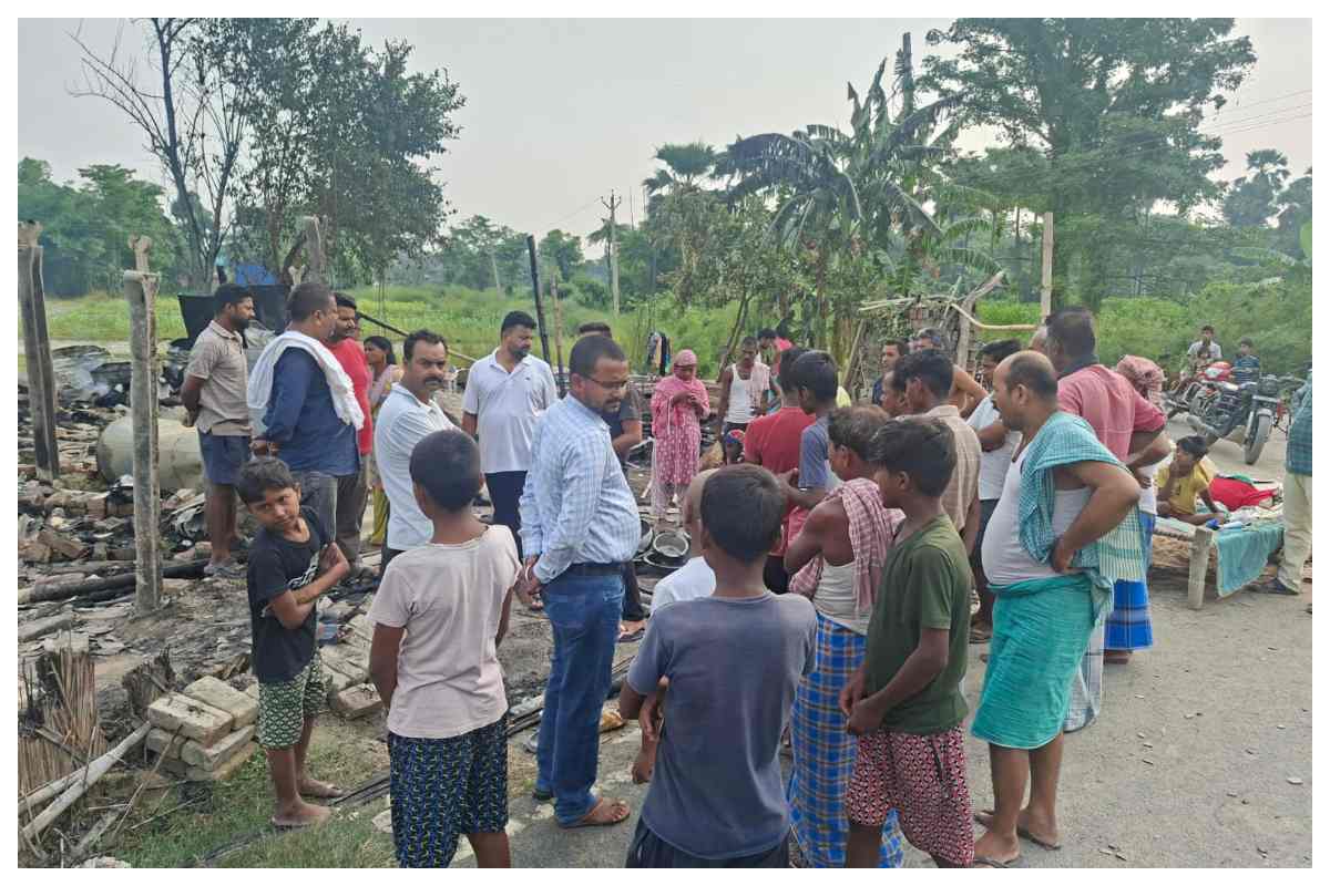 Kanti Fire News: देर रात भीषण आग से तीन परिवार बेघर, सिलेंडर विस्फोट से मचा हड़कंप
