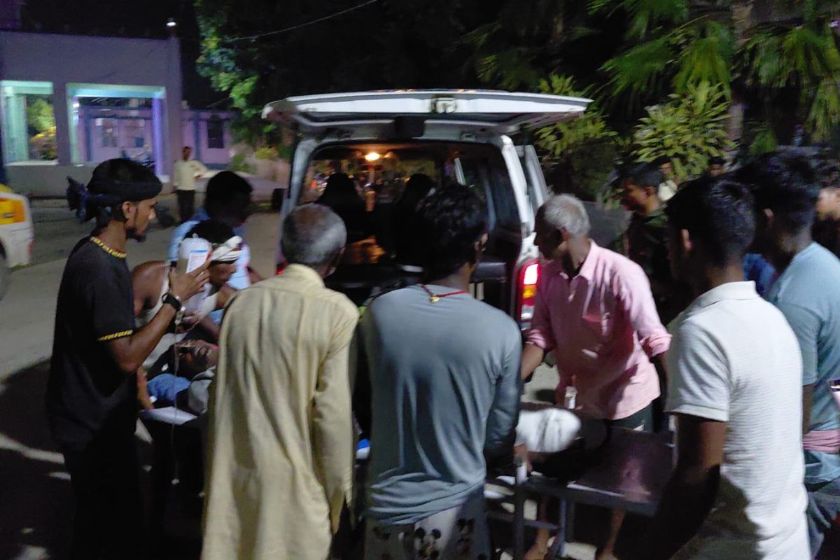 खगड़िया के परबत्ता में जुगाड़ गाड़ी पलटी, चालक गाड़ी के नीचे दबा, हालत गंभीर
