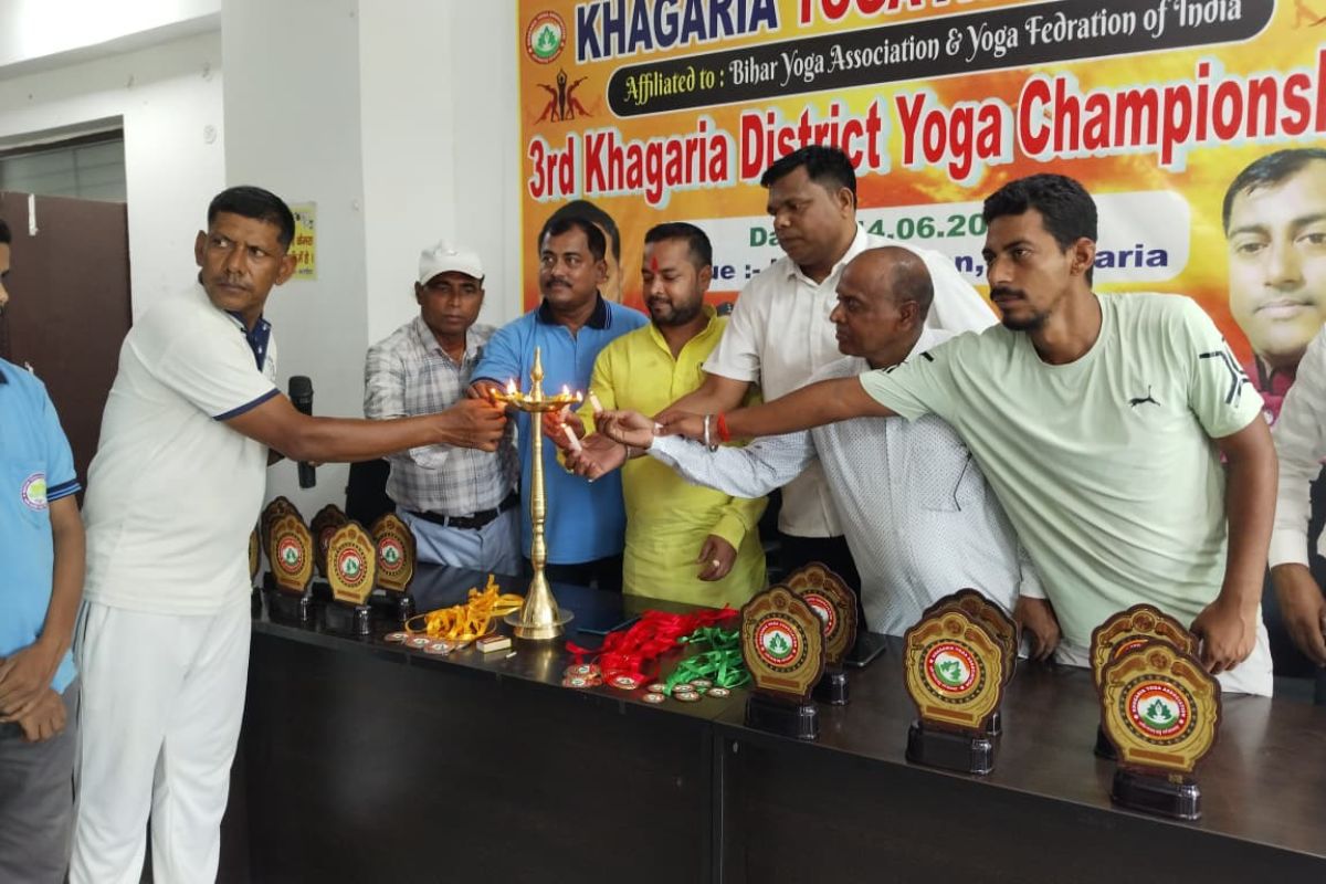 खगड़िया के खेल भवन में लगा योग शिविर, युवाओं और महिलाओं ने सीखे स्वस्थ जीवन के मंत्र