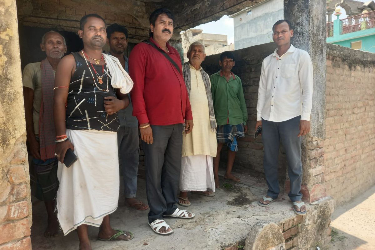 खगड़िया में जर्जर सामुदायिक भवन बना खतरा, मिड-डे मील खा रहे बच्चों की सुरक्षा पर मंडराया संकट